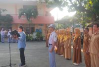 Maimun A.Hamid, S.Ag menjadi pembina upacara di halaman SMA Negeri 15 Adidarma Banda Aceh, Senin (27/4/2026) pagi.