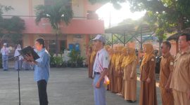 Maimun A.Hamid, S.Ag menjadi pembina upacara di halaman SMA Negeri 15 Adidarma Banda Aceh, Senin (27/4/2026) pagi.