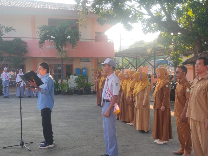 Maimun A.Hamid, S.Ag menjadi pembina upacara di halaman SMA Negeri 15 Adidarma Banda Aceh, Senin (27/4/2026) pagi.