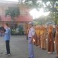 Maimun A.Hamid, S.Ag menjadi pembina upacara di halaman SMA Negeri 15 Adidarma Banda Aceh, Senin (27/4/2026) pagi.