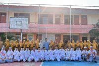 Kepala SMA Negeri 15 Adidarma Banda Aceh, Dr.Salwa Hanum, S.Pd, M.Pd mengabadikan foto bersama dengan dewan guru, pengawas sekolah, paskibraka dan alumni usai upacara bendera di halaman sekolah Senin, (27/4/2026) pagi