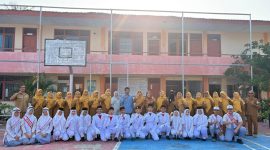 Kepala SMA Negeri 15 Adidarma Banda Aceh, Dr.Salwa Hanum, S.Pd, M.Pd mengabadikan foto bersama dengan dewan guru, pengawas sekolah, paskibraka dan alumni usai upacara bendera di halaman sekolah Senin, (27/4/2026) pagi