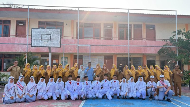 Kepala SMA Negeri 15 Adidarma Banda Aceh, Dr.Salwa Hanum, S.Pd, M.Pd mengabadikan foto bersama dengan dewan guru, pengawas sekolah, paskibraka dan alumni usai upacara bendera di halaman sekolah Senin, (27/4/2026) pagi