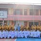 Kepala SMA Negeri 15 Adidarma Banda Aceh, Dr.Salwa Hanum, S.Pd, M.Pd mengabadikan foto bersama dengan dewan guru, pengawas sekolah, paskibraka dan alumni usai upacara bendera di halaman sekolah Senin, (27/4/2026) pagi