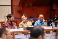Gubernur Aceh, Muzakir Manaf (Mualem) didampingi oleh Wagub Fadhlullah dan Ketua DPRA pada acara konsultasi perubahan Undang-Undang Nomor 11 Tahun 2006 tentang Pemerintah Aceh (UUPA) di Anjong Mon Mata, Banda Aceh, Kamis (16/4/2006). Foto: Humas Aceh.