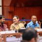 Gubernur Aceh, Muzakir Manaf (Mualem) didampingi oleh Wagub Fadhlullah dan Ketua DPRA pada acara konsultasi perubahan Undang-Undang Nomor 11 Tahun 2006 tentang Pemerintah Aceh (UUPA) di Anjong Mon Mata, Banda Aceh, Kamis (16/4/2006). Foto: Humas Aceh.