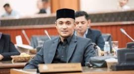 Ketua Komisi VI DPRA, Nazaruddin, SIKom atau yang akrab disapa Tgk Agam mendukung pelaksanaan PORA XV Aceh Jaya tetap sesuai jadwal pada November 2026.