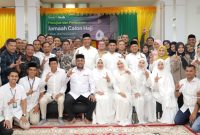 Kegiatan diabadikan dengan melakukan foto bersama usai prosesi peusijuek dan pelepasan jamaah calon haji 2026 Bank Aceh Syariah di Kantor Pusat Bank Aceh pada 21 April 2026. (Dok Humas Bank Aceh)