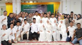 Kegiatan diabadikan dengan melakukan foto bersama usai prosesi peusijuek dan pelepasan jamaah calon haji 2026 Bank Aceh Syariah di Kantor Pusat Bank Aceh pada 21 April 2026. (Dok Humas Bank Aceh)