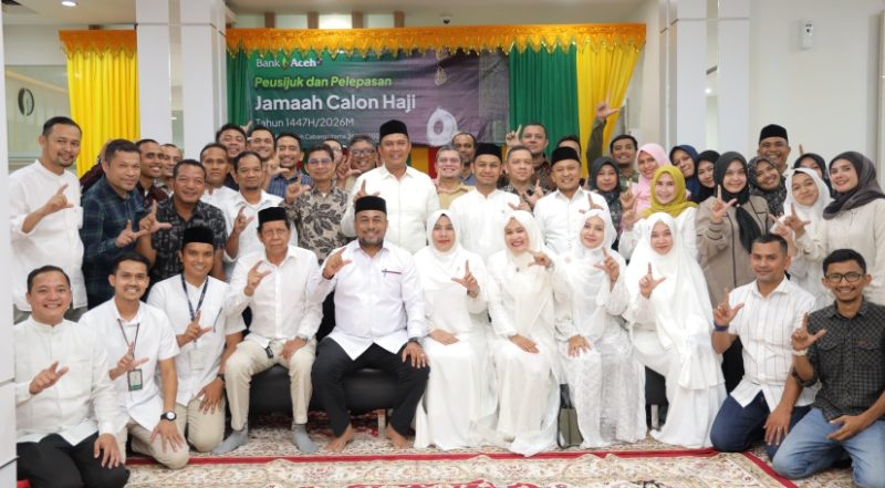 Kegiatan diabadikan dengan melakukan foto bersama usai prosesi peusijuek dan pelepasan jamaah calon haji 2026 Bank Aceh Syariah di Kantor Pusat Bank Aceh pada 21 April 2026. (Dok Humas Bank Aceh)