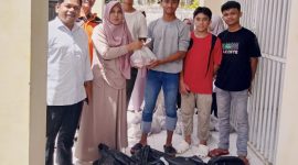 Kepala Sekolah SMAN 15 Adidarma Banda Aceh Dr. Salma Hanum, S.Pd, M.Pd didampingi oleh komite sekolah Dr. Kismullah dan guru lainnya, saat memberikan daging kurban kepada siswa sekolah setempat, Jumat (29/5/2026).