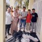 Kepala Sekolah SMAN 15 Adidarma Banda Aceh Dr. Salma Hanum, S.Pd, M.Pd didampingi oleh komite sekolah Dr. Kismullah dan guru lainnya, saat memberikan daging kurban kepada siswa sekolah setempat, Jumat (29/5/2026).