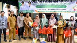 Kadis Pangan Aceh Besar, Alyadi S.Pi, MM menyerahkan secara simbolis paket belanja pada pangan murah yang digelar oleh Pemkab Aceh Besar melalui Dinas Pangan di Halaman Kantor Camat Sukamakmur, Sibreh, Aceh Besar, Senin (12/05/2026). Foto : MC Aceh Besar