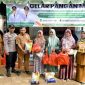 Kadis Pangan Aceh Besar, Alyadi S.Pi, MM menyerahkan secara simbolis paket belanja pada pangan murah yang digelar oleh Pemkab Aceh Besar melalui Dinas Pangan di Halaman Kantor Camat Sukamakmur, Sibreh, Aceh Besar, Senin (12/05/2026). Foto : MC Aceh Besar