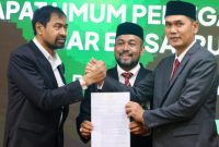 Penyerahan dokumen hasil RUPSLB PT Bank Aceh Syariah usai penetapan jajaran komisaris dan direksi periode 2026–2030 di Banda Aceh, Selasa (23/6/2026).|Foto: Ist