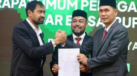 Penyerahan dokumen hasil RUPSLB PT Bank Aceh Syariah usai penetapan jajaran komisaris dan direksi periode 2026–2030 di Banda Aceh, Selasa (23/6/2026).|Foto: Ist