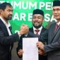 Penyerahan dokumen hasil RUPSLB PT Bank Aceh Syariah usai penetapan jajaran komisaris dan direksi periode 2026–2030 di Banda Aceh, Selasa (23/6/2026).|Foto: Ist