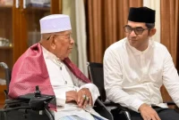 Plt. Kepala Dinas Pendidikan Dayah Aceh, Muhsin,  mendengarkan nasihat ulama kharismatik Aceh, Abon Arongan, pada peringatan Gema Muharram 1448 Hijriah di Dayah Tauthiatud Thullab, Bireuen Sabtu (13/6/2026).