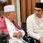Plt. Kepala Dinas Pendidikan Dayah Aceh, Muhsin,  mendengarkan nasihat ulama kharismatik Aceh, Abon Arongan, pada peringatan Gema Muharram 1448 Hijriah di Dayah Tauthiatud Thullab, Bireuen Sabtu (13/6/2026).