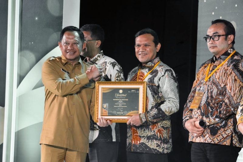 Pemerintah Aceh kembali menorehkan prestasi gemilang dalam ajang Anugerah Adinata Syariah 2026 yang digelar di Auditorium Bank Mega, Jakarta Selatan, Senin malam (6/7/2026). Foto : Humas Aceh