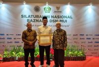 Ketua Dewan Pengawas Syariah (DPS) PT Bank Aceh Syariah, Prof. Dr. H. Muhammad Yasir Yusuf, MA, meraih Anugerah Kepatuhan Zakat yang Berdampak pada kategori Fokus Pengawasan Penyaluran Dana TBDSP (Dana yang Tidak Boleh Diakui sebagai Pendapatan), Selasa (7/7/2026). Foto: Humas Bank Aceh