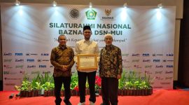 Ketua Dewan Pengawas Syariah (DPS) PT Bank Aceh Syariah, Prof. Dr. H. Muhammad Yasir Yusuf, MA, meraih Anugerah Kepatuhan Zakat yang Berdampak pada kategori Fokus Pengawasan Penyaluran Dana TBDSP (Dana yang Tidak Boleh Diakui sebagai Pendapatan), Selasa (7/7/2026). Foto: Humas Bank Aceh