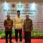 Ketua Dewan Pengawas Syariah (DPS) PT Bank Aceh Syariah, Prof. Dr. H. Muhammad Yasir Yusuf, MA, meraih Anugerah Kepatuhan Zakat yang Berdampak pada kategori Fokus Pengawasan Penyaluran Dana TBDSP (Dana yang Tidak Boleh Diakui sebagai Pendapatan), Selasa (7/7/2026). Foto: Humas Bank Aceh