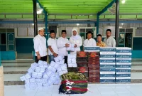 Plt. Kadis Pendidikan Dayah Aceh Muhsin, S.Pd.I, M.Pd.I, menyerahkan bantuan bagi kebutuhan dayah dan fasilitas santri di Dayah Rahmatul Huda Lhoksukon, Aceh Utara, Jumat, (3/7/2026) Foto : Humas Disdik Dayah Aceh