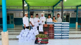 Plt. Kadis Pendidikan Dayah Aceh Muhsin, S.Pd.I, M.Pd.I, menyerahkan bantuan bagi kebutuhan dayah dan fasilitas santri di Dayah Rahmatul Huda Lhoksukon, Aceh Utara, Jumat, (3/7/2026) Foto : Humas Disdik Dayah Aceh