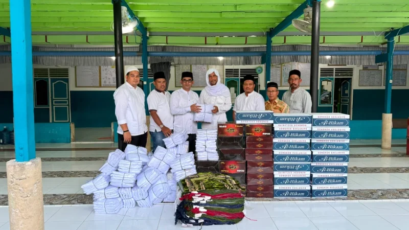 Plt. Kadis Pendidikan Dayah Aceh Muhsin, S.Pd.I, M.Pd.I, menyerahkan bantuan bagi kebutuhan dayah dan fasilitas santri di Dayah Rahmatul Huda Lhoksukon, Aceh Utara, Jumat, (3/7/2026) Foto : Humas Disdik Dayah Aceh