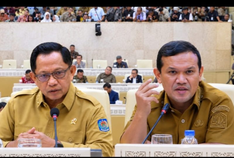 Wakil Gubernur Aceh Fadhlullah (kanan) dalam Rapat Kerja dan Rapat Dengar Pendapat (RDP) dengan Komisi II DPR RI di Jakarta Selasa (15/9/2026).