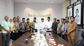 SERAHKAN ZAKAT - Direktur Utama (Dirut) Bank Aceh Syariah, Fadhil Ilyas (7 kiri), secara simbolis menyalurkan zakat melalui Kepala Baitul Mal Aceh, Tgk HM Yunus M Yusuf, di kantor pusat bank tersebut, Selasa (1/9/2026). Dok Humas Bank Aceh
