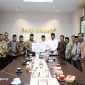 SERAHKAN ZAKAT - Direktur Utama (Dirut) Bank Aceh Syariah, Fadhil Ilyas (7 kiri), secara simbolis menyalurkan zakat melalui Kepala Baitul Mal Aceh, Tgk HM Yunus M Yusuf, di kantor pusat bank tersebut, Selasa (1/9/2026). Dok Humas Bank Aceh