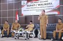 Kepala Dinas Komunikasi dan Informatika (Diskominfo) Kabupaten Aceh Besar, Imam Munandar, S.TP, memaparkan Keterbukaan Informasi Badan Publik Tahun 2026 yang diselenggarakan Komisi Informasi Aceh (KIA) di Banda Aceh, Senin 12 Oktober 2026.