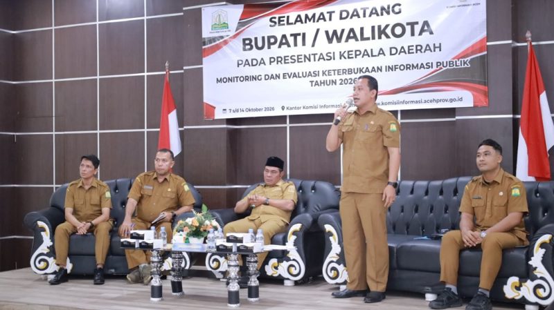 Kepala Dinas Komunikasi dan Informatika (Diskominfo) Kabupaten Aceh Besar, Imam Munandar, S.TP, memaparkan Keterbukaan Informasi Badan Publik Tahun 2026 yang diselenggarakan Komisi Informasi Aceh (KIA) di Banda Aceh, Senin 12 Oktober 2026.