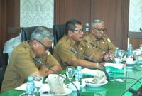 Sekdakab Aceh Besar memimpin Rapat OPD lanjutan terkait kesiapan pelaksanaan MTQ ke-35 tingkat Kabupaten Aceh Besar tahun 2026 di Aula Kantor Bupati Aceh Besar, Senin (12/10/2026). FOTO : Media Center Aceh Besar