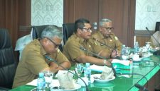 Sekdakab Aceh Besar memimpin Rapat OPD lanjutan terkait kesiapan pelaksanaan MTQ ke-35 tingkat Kabupaten Aceh Besar tahun 2026 di Aula Kantor Bupati Aceh Besar, Senin (12/10/2026). FOTO : Media Center Aceh Besar