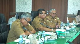 Sekdakab Aceh Besar memimpin Rapat OPD lanjutan terkait kesiapan pelaksanaan MTQ ke-35 tingkat Kabupaten Aceh Besar tahun 2026 di Aula Kantor Bupati Aceh Besar, Senin (12/10/2026). FOTO : Media Center Aceh Besar