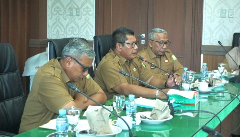Sekdakab Aceh Besar memimpin Rapat OPD lanjutan terkait kesiapan pelaksanaan MTQ ke-35 tingkat Kabupaten Aceh Besar tahun 2026 di Aula Kantor Bupati Aceh Besar, Senin (12/10/2026). FOTO : Media Center Aceh Besar