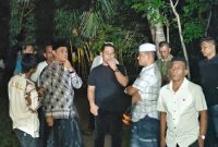 Bupati Aceh Besar H.Muharram Idris meninjau langsung kebakaran rumah warga di Gampong Meunasah Tuha Kecamatan Peukan Bada, Jumat (16/10/2026) malam