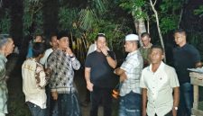 Bupati Aceh Besar H.Muharram Idris meninjau langsung kebakaran rumah warga di Gampong Meunasah Tuha Kecamatan Peukan Bada, Jumat (16/10/2026) malam