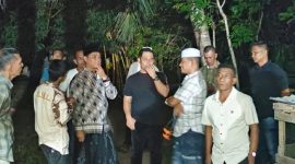 Bupati Aceh Besar H.Muharram Idris meninjau langsung kebakaran rumah warga di Gampong Meunasah Tuha Kecamatan Peukan Bada, Jumat (16/10/2026) malam