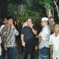 Bupati Aceh Besar H.Muharram Idris meninjau langsung kebakaran rumah warga di Gampong Meunasah Tuha Kecamatan Peukan Bada, Jumat (16/10/2026) malam