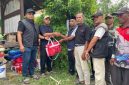 Kadis Sosial Aceh Besar Darwan Asrizal SE MT, menyerahkan bantuan masa panik kepada warga korban terdampak kebakaran rumah, di Komplek Permata Punie, Gampong Punie, Kecamatan Darul Imarah, Kabupaten Aceh Besar, Minggu (25/10/2026). Foto : Media Center Aceh Besar.