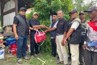 Kadis Sosial Aceh Besar Darwan Asrizal SE MT, menyerahkan bantuan masa panik kepada warga korban terdampak kebakaran rumah, di Komplek Permata Punie, Gampong Punie, Kecamatan Darul Imarah, Kabupaten Aceh Besar, Minggu (25/10/2026). Foto : Media Center Aceh Besar.