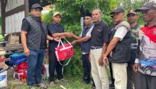 Kadis Sosial Aceh Besar Darwan Asrizal SE MT, menyerahkan bantuan masa panik kepada warga korban terdampak kebakaran rumah, di Komplek Permata Punie, Gampong Punie, Kecamatan Darul Imarah, Kabupaten Aceh Besar, Minggu (25/10/2026). Foto : Media Center Aceh Besar.