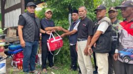 Kadis Sosial Aceh Besar Darwan Asrizal SE MT, menyerahkan bantuan masa panik kepada warga korban terdampak kebakaran rumah, di Komplek Permata Punie, Gampong Punie, Kecamatan Darul Imarah, Kabupaten Aceh Besar, Minggu (25/10/2026). Foto : Media Center Aceh Besar.