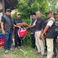Kadis Sosial Aceh Besar Darwan Asrizal SE MT, menyerahkan bantuan masa panik kepada warga korban terdampak kebakaran rumah, di Komplek Permata Punie, Gampong Punie, Kecamatan Darul Imarah, Kabupaten Aceh Besar, Minggu (25/10/2026). Foto : Media Center Aceh Besar.