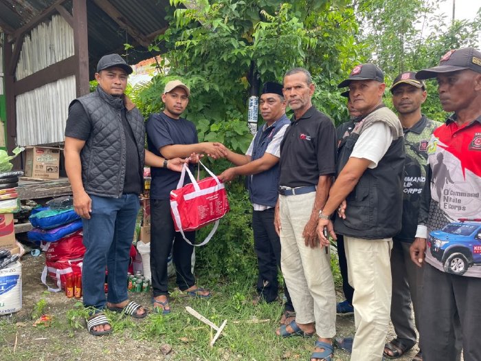 Kadis Sosial Aceh Besar Darwan Asrizal SE MT, menyerahkan bantuan masa panik kepada warga korban terdampak kebakaran rumah, di Komplek Permata Punie, Gampong Punie, Kecamatan Darul Imarah, Kabupaten Aceh Besar, Minggu (25/10/2026). Foto : Media Center Aceh Besar.