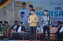 Bupati Aceh Besar H Muharram Idris (Syech Muharram) menyampaikan sambutannya, saat memimpin upacara pengibaran bendera Merah Putih dalam rangka memperingati Hari Santri Nasional 2026, Kamis (22/10/2026 di Kompleks Dayah Ruhul Islam Anak Bangsa, Gampong Gue Gajah Kecamatan Darul Imarah Aceh Besar.